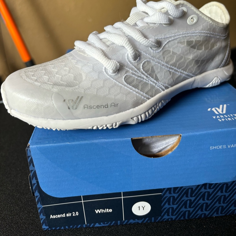 Varsity Ascend Air 2.0 Shoes NIB 1Y